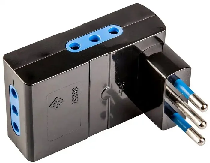 Adattatore salvaspazio spina 10 A 2P+T e 3 prese 10 A 2P+T nero