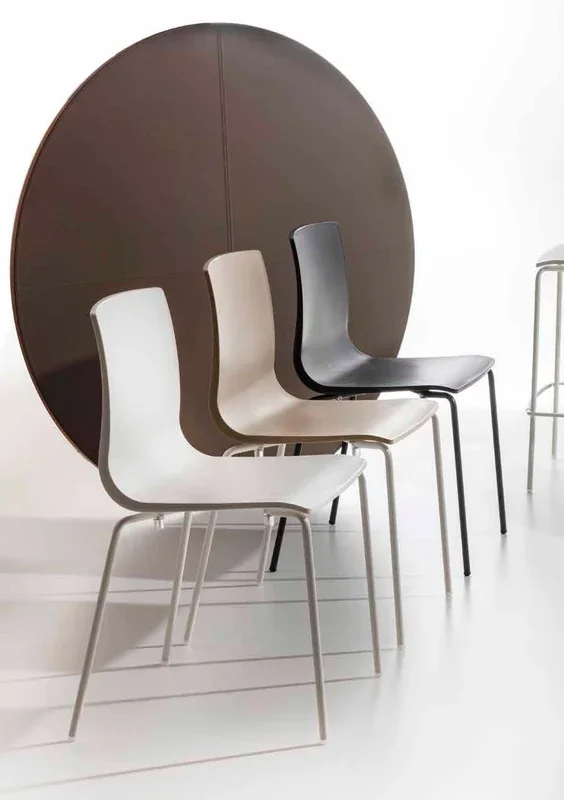 Alina – Set da 4 Sedia moderna scocca in polipropilene gambe in metallo cm 47x50x100h – vari colori