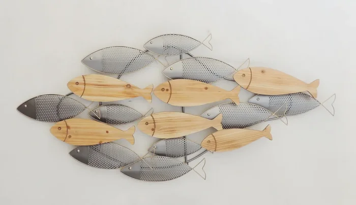 Pannello da parete decorativo in metalloe legno 3D con pesci cm 136x4x64h