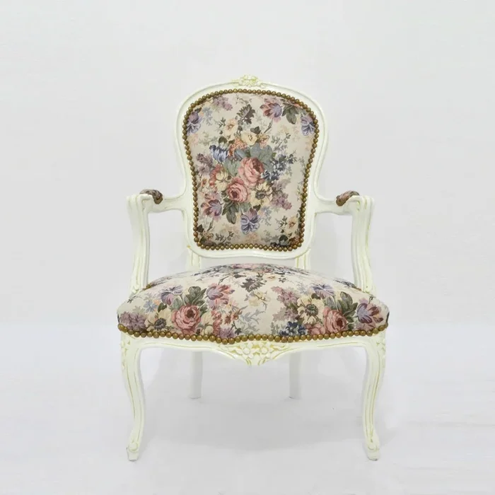 Poltrona stile luigi XVI in legno bianco e rivestimento in tessuto a fiori cm 60x65x94h