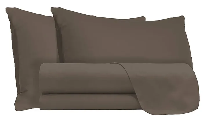 Set aus Doppellaken oben und unten und einfarbigen braunen Kissenbezügen