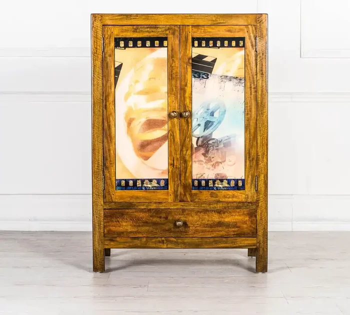 Sideboard aus Massivholz mit zwei Türen und einer Schublade. Hollywood-Sammlung